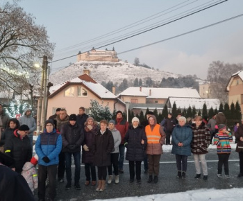 Aktuality / Pred obecný úradom už svieti prvá adventná sviečka - foto