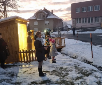 Aktuality / Pred obecný úradom už svieti prvá adventná sviečka - foto