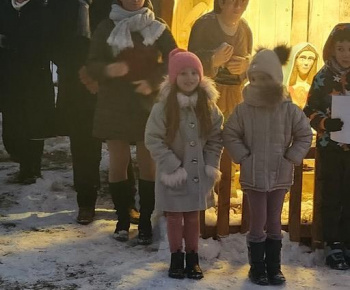 Aktuality / Pred obecný úradom už svieti prvá adventná sviečka - foto