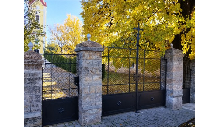 Obnova kovanej kostolnej brány a plotu v Krásnohorskom Podhradí