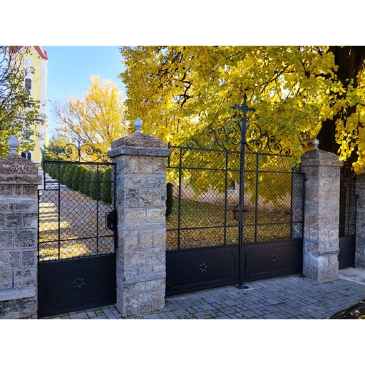 Obnova kovanej kostolnej brány a plotu v Krásnohorskom Podhradí