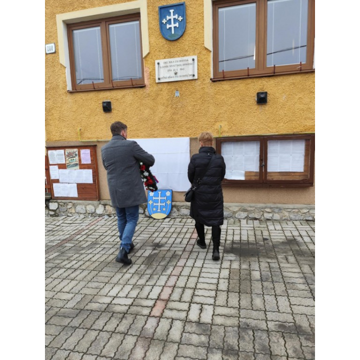 Oslobodenie obce - akt kladenia venca