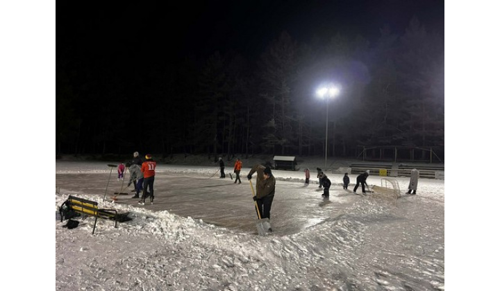 Prírodné klzisko v Krásnohorskom Podhradí prinieslo zimnú radosť pre všetkých