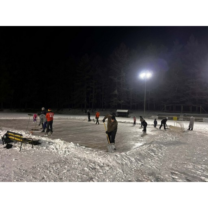 Prírodné klzisko v Krásnohorskom Podhradí prinieslo zimnú radosť pre všetkých